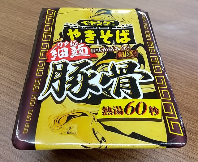 ペヤング豚骨細麺1.JPG