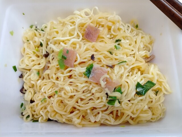 ペヤング豚骨細麺2.JPG
